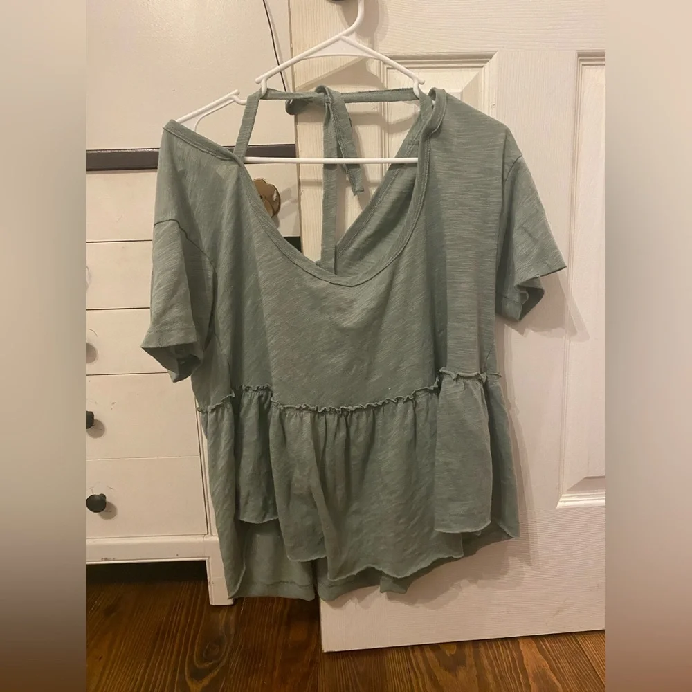 green top - Picture 2 of 4